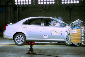 Toyota Avensis -2003- posiadała pierwszy airbag chroniący kolana kierowcy